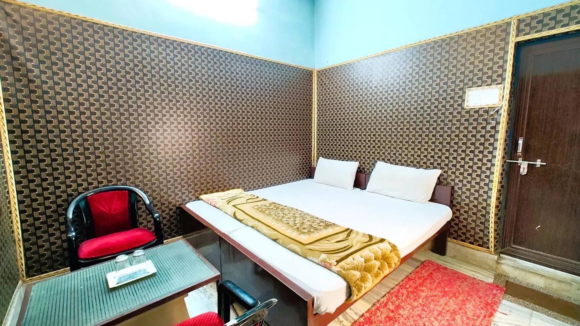 Homestay M R Teerth Guest House Varanasi - Shri Kashi Vishwanath Temple - Perfect Location With Comfortable Room