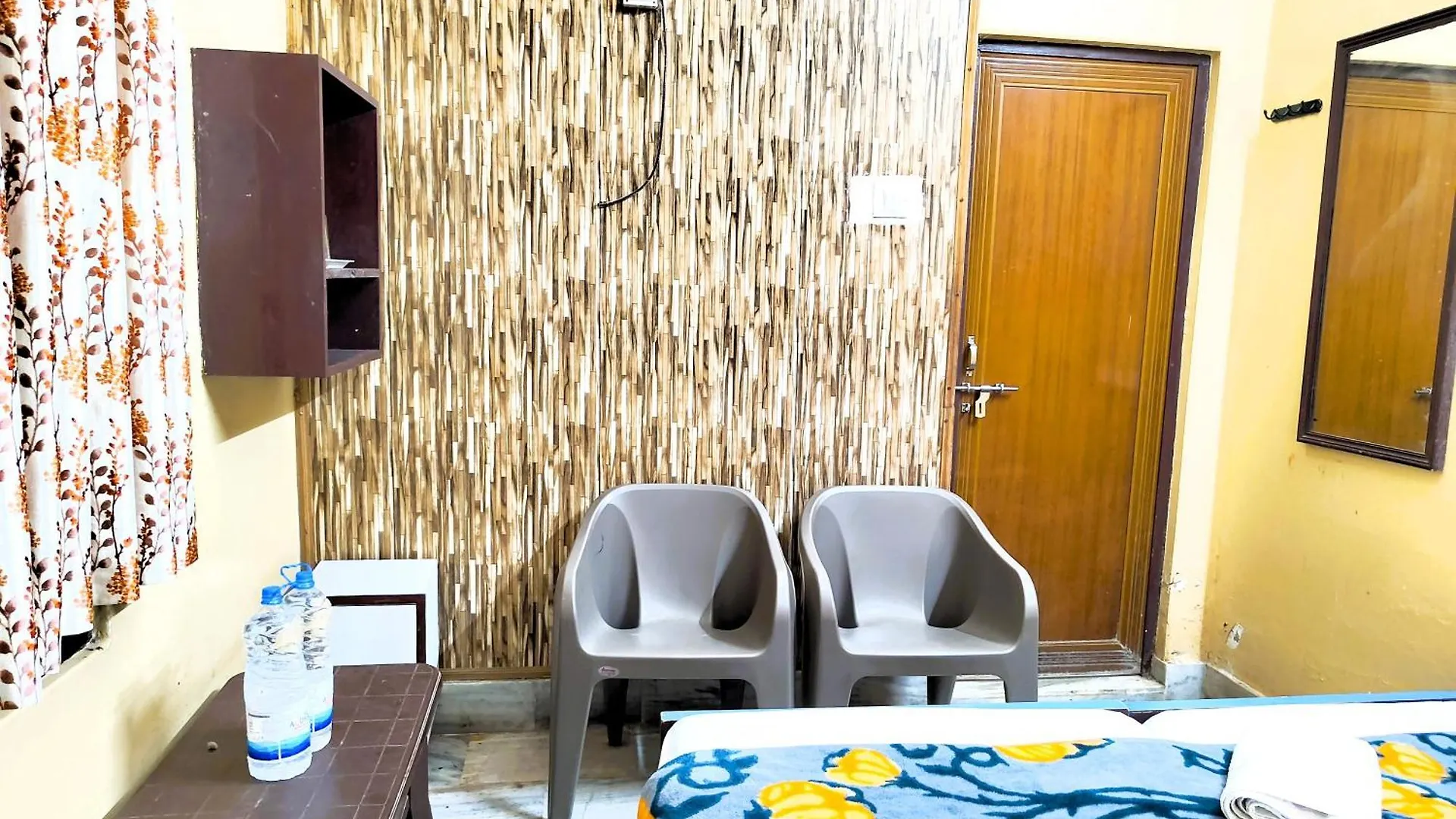 M R Teerth Guest House Varanasi - Shri Kashi Vishwanath Temple - Perfect Location With Comfortable Room 0*,