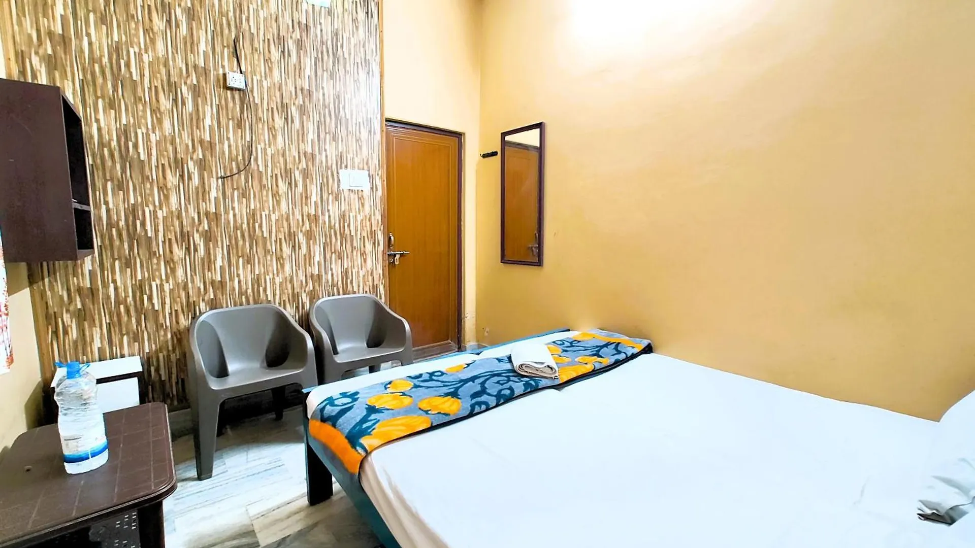 Homestay M R Teerth Guest House Varanasi - Shri Kashi Vishwanath Temple - Perfect Location With Comfortable Room